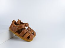 Calzado Step Up Roam para bebés en color caramelo, de BOBUX ESPAÑA Y PORTUGAL, ideal para los primeros pasos.