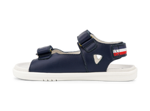 Sandalia barefoot para niños BOBUX Kid+ Rise en azul marino, con suela flexible y diseño cómodo para pies pequeños.