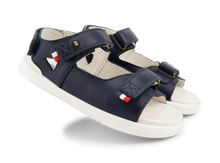 Sandalia Barefoot Kid+ Rise en azul marino de BOBUX para niños, con diseño cómodo y flexible para pies pequeños.