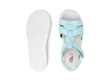 Sandalia barefoot para niña BOBUX Kid+ Cove Mist, calzado ligero y cómodo con diseño en color azul y detalles en blanco.