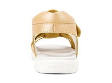 Sandalia barefoot para niña BOBUX Kid+ Cove Oro Pálido, calzado infantil con diseño cómodo y elegante en color dorado claro.