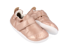 Calzado respetuoso Xplorer Go en oro rosa para bebés, ideal para los primeros pasos, de BOBUX ESPAÑA Y PORTUGAL.