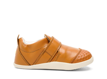 Calzado respetuoso Xplorer Go de BOBUX para bebés, en color caramelo, ideal para los primeros pasos.