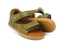 Sandalia barefoot I-Walk Driftwood de BOBUX para niño, con diseño en color oliva y suela flexible para comodidad natural.