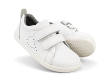 Zapatos barefoot I-Walk Grass Court blancos para unisex de BOBUX ESPAÑA Y PORTUGAL, vista lateral del calzado en cancha de césped.