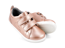Calzado barefoot I-Walk Grass Court rosa oro para niña de la marca BOBUX ESPAÑA Y PORTUGAL, con suela de césped y diseño elegante.