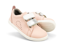 Calzado barefoot I Walk Grass Court Switch para niña, en plata metálica y blanco, de BOBUX ESPAÑA Y PORTUGAL, con diseño cómodo y elegante.