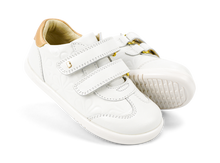 Zapatos barefoot I Walk Sprite de BOBUX España y Portugal para niña en color blanco con detalles en oro pálido, con textura embossada.