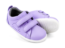 Zapatos Step Up BOBUX España y Portugal para bebés, calzado respetuoso en color lila para los primeros pasos en cancha de césped.