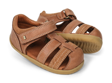 Calzado Step Up Roam Caramelo de BOBUX ESPAÑA Y PORTUGAL para primeros pasos del bebé, resistente y cómodo.