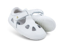Zapatos Step Up BOBUX España y Portugal para los primeros pasos de bebé en color blanco, diseño cómodo y resistente.