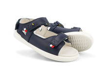 Sandalias barefoot para niños BOBUX Kid+ Rise en azul marino, con diseño cómodo y flexible para pies pequeños.