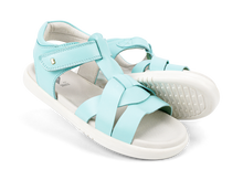 Sandalia barefoot para niña BOBUX Kid+ Cove Mist, color gris con detalles cómodos y flexibles para niños pequeños.