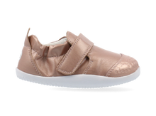 Zapatos Xplorer Go de BOBUX en color oro rosa para los primeros pasos del bebé, calzado respetuoso y cómodo para bebés.