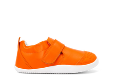 Calzado respetuoso Xplorer Go Tangelo de BOBUX para los primeros pasos del bebé, en color naranja brillante.