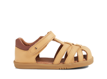 Sandalias barefoot I Walk Cross Jump Oak Buff para niño de BOBUX, con diseño cómodo y transpirable en color oak buff.