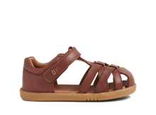 Sandalia barefoot I Walk Cross Jump para niño de BOBUX en color cappuccino, con diseño cómodo y flexible para niños.