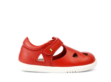 Sandalia barefoot I-Walk Zap II de BOBUX para niña en color rojo, con diseño cómodo y flexible, visible en la imagen.