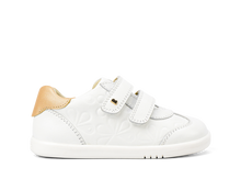 Zapatos barefoot I Walk Sprite de BOBUX en blanco con detalles en oro pálido para niña, con textura embossada.