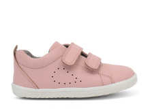 Zapatos Step Up Seashell para bebé de BOBUX ESPAÑA y PORTUGAL, calzado respetuoso para los primeros pasos en cancha de césped.