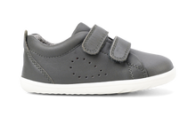 Calzado respetuoso para bebés Step Up de BOBUX ESPAÑA y PORTUGAL, en color gris y verde para los primeros pasos en césped.