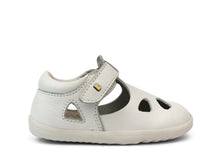 Zapatos de bebé Step Up Zap II blancos de BOBUX ESPAÑA Y PORTUGAL, ideales para los primeros pasos del bebé.