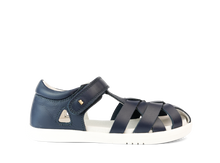 Sandalia Barefoot Kid+ Tropicana II de BOBUX en azul marino para niño, con diseño cómodo y flexible para pies pequeños.