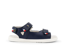 Sandalia barefoot para niño BOBUX Rise en azul marino, calzado infantil cómodo y flexible para niños pequeños.
