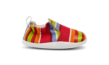 Calzado respetuoso Xplorer Scamp Guayaba para bebés, calzado cómodo y flexible de BOBUX para los primeros pasos.