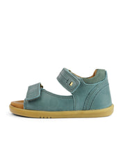 Sandalia barefoot I-Walk Driftwood Slate para niño de BOBUX, con diseño cómodo y resistente en tono grisáceo.