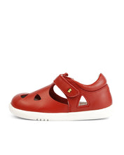 Sandalia barefoot I Walk Zap II de BOBUX para niña en color rojo, con diseño cómodo y flexible para pies infantiles.
