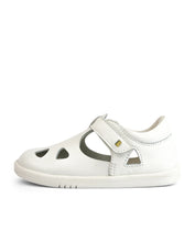 Sandalia barefoot I-Walk Zap II blancas de BOBUX para unisex, con diseño cómodo y sencillo en la imagen.