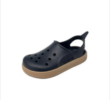Sandalias tipo clog de la marca Boatilus, modelo CLOGGY en color neutro, con suela de goma y diseño cómodo para uso diario.