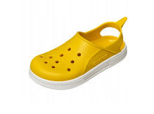 Sandalias Boatilus CLOGGY de cuero en color negro, con suela antideslizante y diseño cómodo para uso casual.