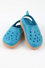 Sandalias Boatilus CLOGGY de color beige, con diseño cómodo y estilo casual para uso diario.