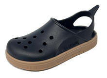 Sandalias Boatilus CLOGGY en color azul marino y beige, con diseño cómodo y estilo casual para uso diario.