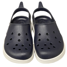 Sandalias Boatilus CLOGGY en Navy y blanco, con diseño cómodo y elegante, mostradas en primer plano.