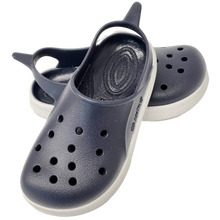 Sandalias CLOGGY de Boatilus en color navy y blanco, con diseño cómodo y estilo casual para verano.
