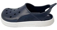 Sandalias Boatilus CLOGGY en color navy y blanco, con diseño cómodo y estilo casual para mujer.