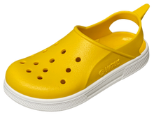 Sandalias Boatilus CLOGGY en color amarillo y blanco, con diseño cómodo y estilo casual para verano.