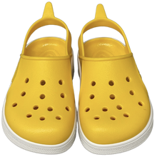 Sandalias Boatilus CLOGGY en color amarillo y blanco, con diseño cómodo y ligero para uso diario.