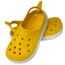 Sandalias Boatilus CLOGGY en amarillo y blanco, con diseño cómodo y estilo casual, mostradas en primer plano.