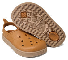 Sandalias Boatilus CLOGGY en color calabaza y beige, con diseño cómodo y elegante para uso diario.