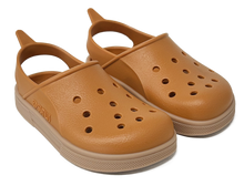 Sandalias Boatilus CLOGGY en color calabaza y beige, con diseño cómodo y estilo casual.