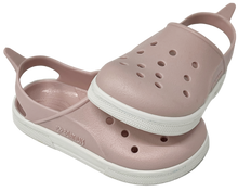 Sandalias Boatilus CLOGGY en rosa viejo y blanco, con diseño cómodo y elegante, vistas desde el lateral.