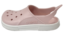 Sandalias Boatilus CLOGGY en rosa viejo y blanco, con diseño cómodo y estilo casual para mujer.