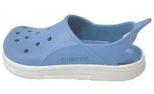 Sandalias Boatilus CLOGGY en color celeste y blanco, con diseño cómodo y estilo casual, vistas desde el lateral.