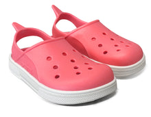 Sandalias Boatilus CLOGGY en color fucsia Barbie y blanco, calzado cómodo y colorido para mujer.
