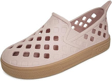 Sandalias Boatilus EASY VEG en color neutro, con suela de goma y diseño cómodo para uso diario.