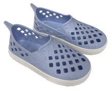 Sandalias Boatilus EASY VEG en color celeste y blanco, con diseño cómodo y moderno, perfectas para verano.